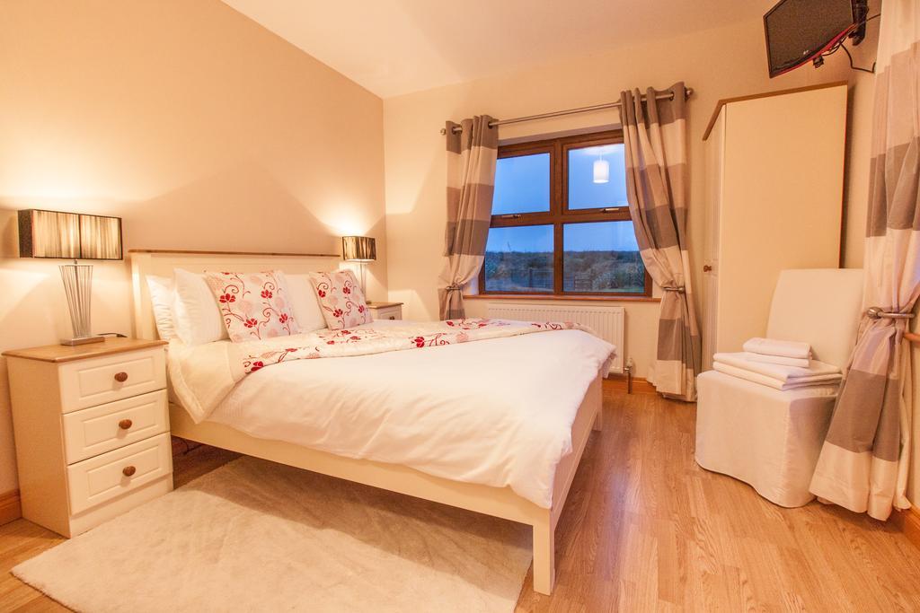Doogort Achill Water'S Edge Bed & Breakfast エクステリア 写真