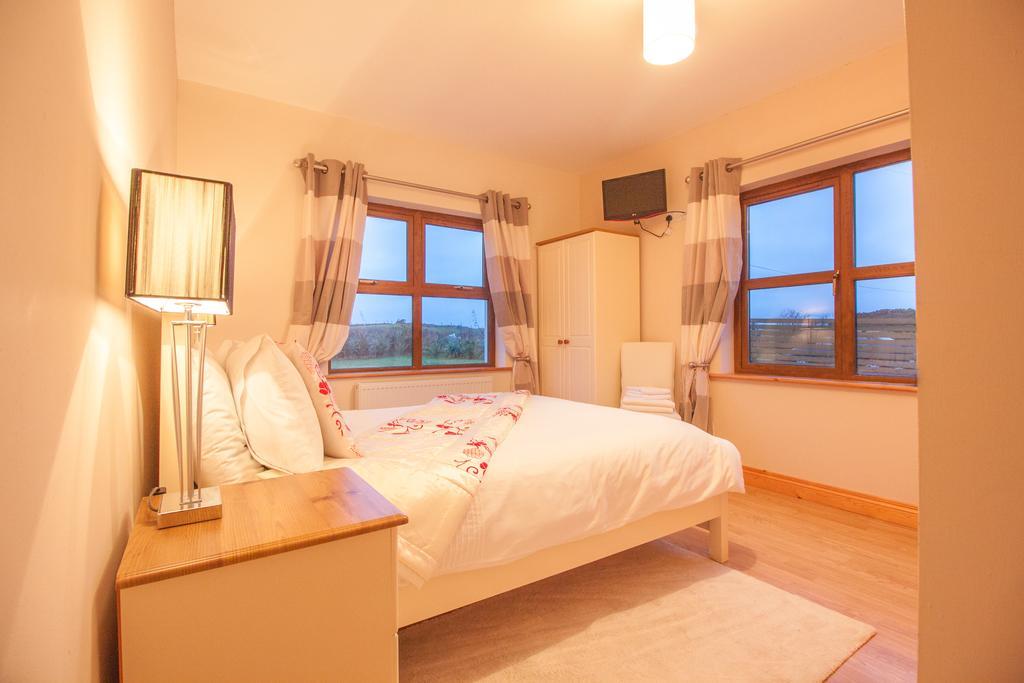 Doogort Achill Water'S Edge Bed & Breakfast エクステリア 写真